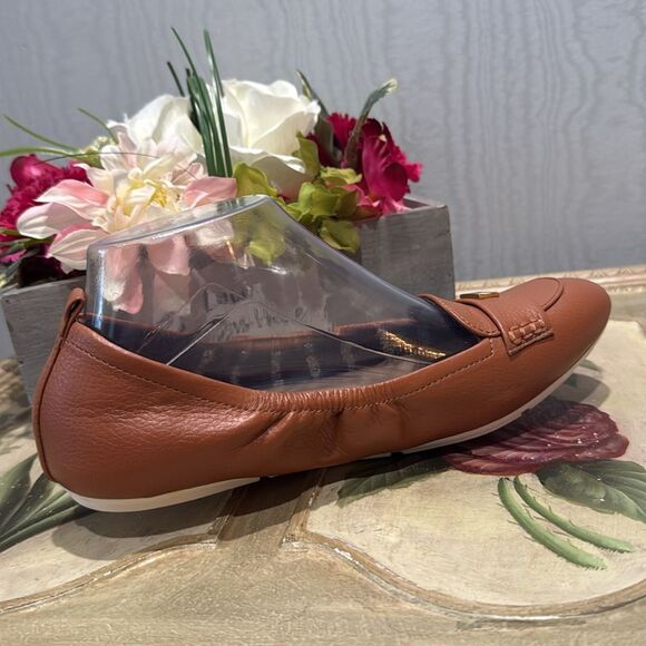 Tommy Hilfiger British Tan Faux Leather Flats Sz 8.5 Near New - Picture 6 of 16